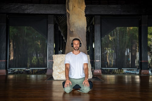 Facilitatorin berührt sanft die Stirn eines Teilnehmers während einer Breathwork Session.
